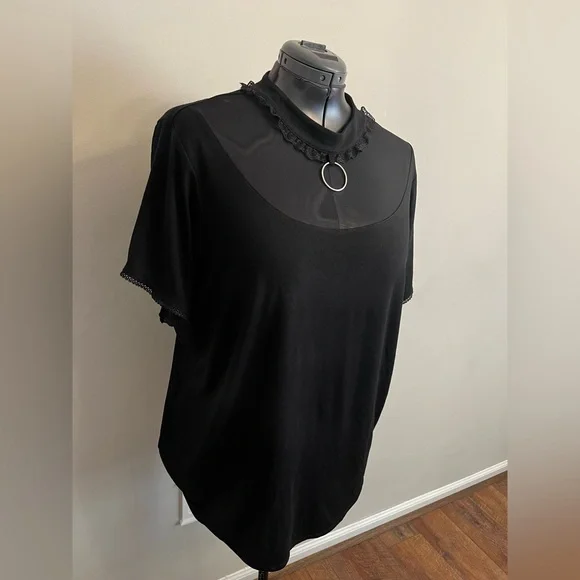 HotTopic Top - Picture 2 of 4